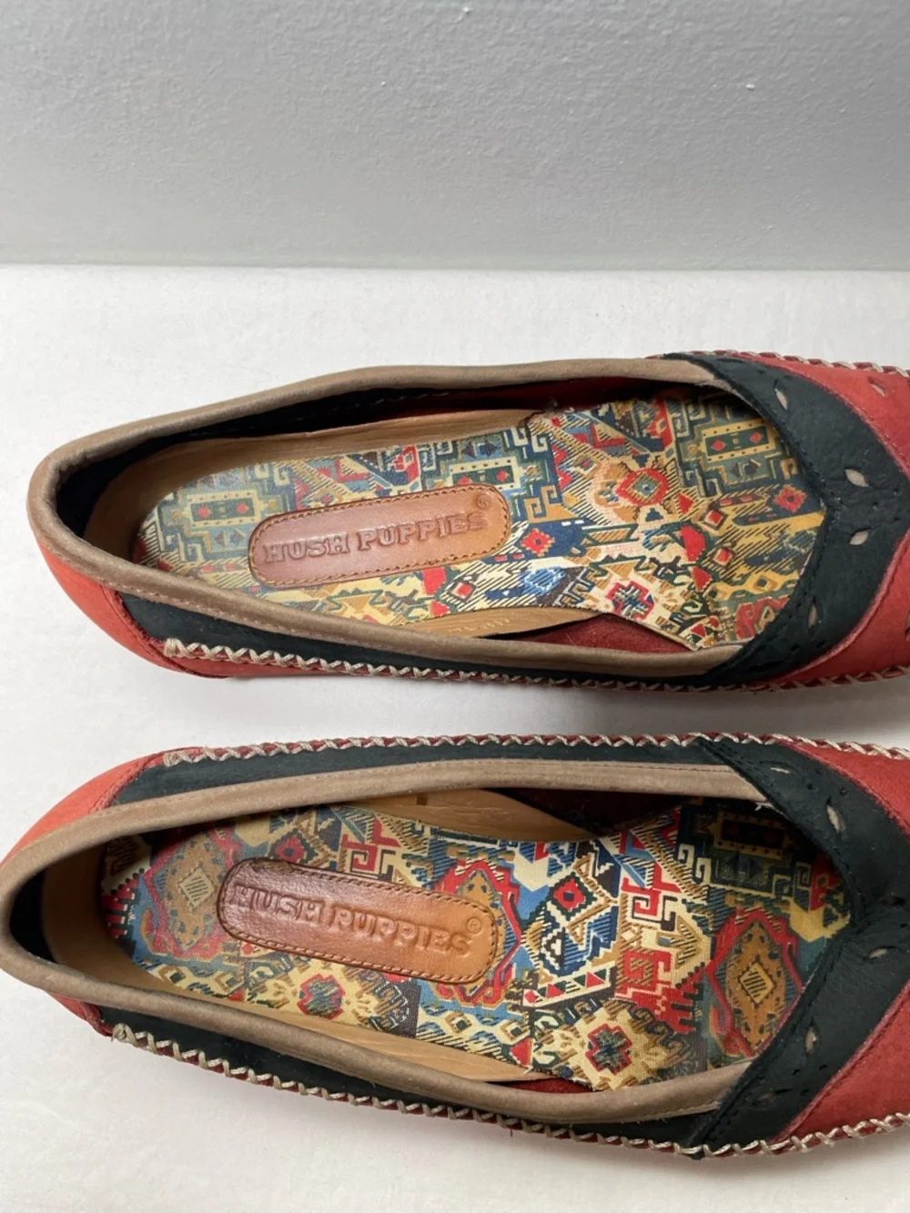 EUC Vintage Hush Puppies Red Black Cutout Moccasins Suede Flats 9